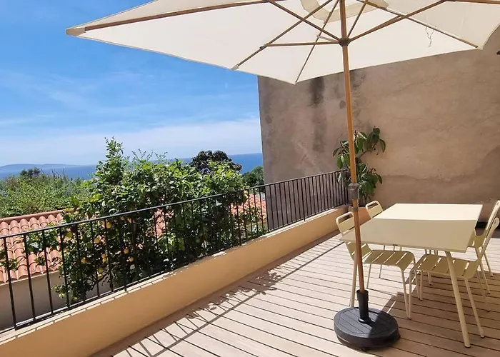 Avec Terrasse Au Centre Du Village *