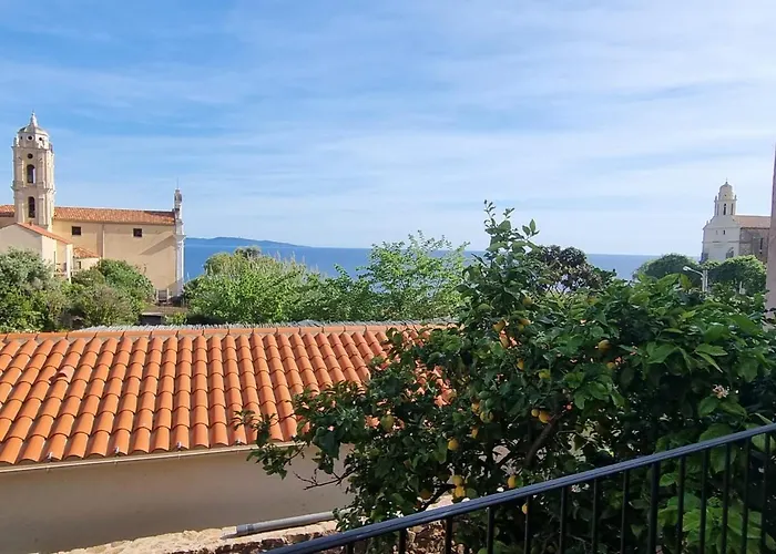 Avec Terrasse Au Centre Du Village